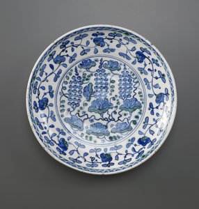 Prato com design de uva, Iznik, dinastia otomana (cerâmica) de Turkish School