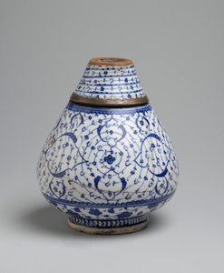 Frasco em duas secções com motivo "chifre dourado" ou Tugrakes, Iznik, início do século XVI (cerâmica) de Turkish School