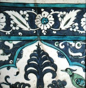 Azulejo Isnik com desenho floral e borda (terracota com vegetação rasteira colorida) de Turkish School