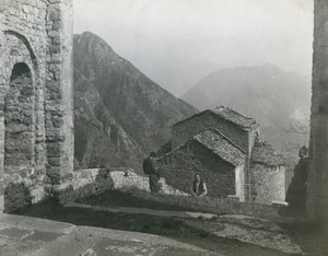 Abadia de San Pietro al Monte, Civate, Lombardia, Itália, fotografia de Ugo Monneret de Villard, cerca de 1910 de Ugo Monneret de Villard