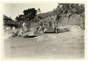 Arqueólogo Ugo Monneret de Villard com alguns soldados italianos sentados numa estela partida, Axum, Etiópia, fotografia de Ugo Monneret de Villard