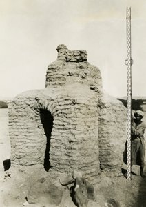 Túmulo cristão em necrópole, Qasr Ibrim, Egito, fotografia de Ugo Monneret de Villard de Ugo Monneret de Villard