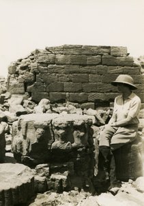 Base de coluna decorada com figuras divinas, Grande Recinto, Musawwarat es Sufra, Sudão, fotografia de Ugo Monneret de Villard de Ugo Monneret de Villard