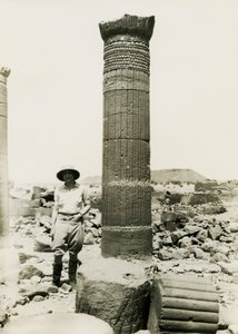 Coluna com relevos decorativos, ruínas de um templo no Grande Recinto, Musawwarat es Sufra, Sudão, fotografia de Ugo Monneret de Villard de Ugo Monneret de Villard