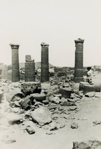 Colunas e ruínas do templo no Grande Recinto, Musawwarat es Sufra, Sudão, fotografia de Ugo Monneret de Villard de Ugo Monneret de Villard