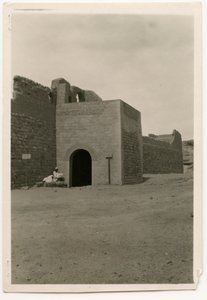 Portão oriental e torre do Mosteiro de São Simeão, Assuão, Egito, fotografia de Ugo Monneret de Villard