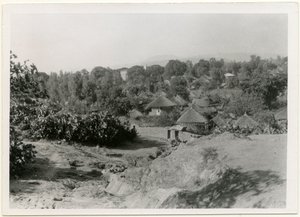 Aldeia etíope com casas circulares de colmo, Axum, Etiópia, fotografia de Ugo Monneret de Villard de Ugo Monneret de Villard
