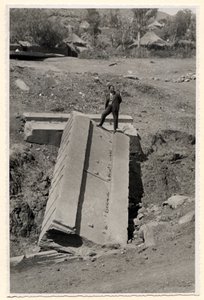 Fragmento de estela, Axum, Etiópia, fotografia de Ugo Monneret de Villard de Ugo Monneret de Villard