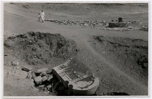 Fragmentos de estela, Axum, Etiópia, fotografia de Ugo Monneret de Villard de Ugo Monneret de Villard