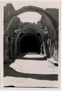 Galeria 94 virada para sul, Mosteiro de São Simeão, Assuão, Egito, fotografia de Ugo Monneret de Villard