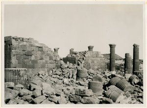 Grande Recinto, vista das paredes e colunas do Grande Templo, Musawwarat es Sufra, Sudão, fotografia de Ugo Monneret de Villard de Ugo Monneret de Villard