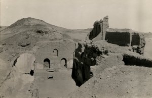 Grande torre de menagem (qasr) do mosteiro de São Simeão, vista da passagem antes da sua escavação, Assuão, Egito, fotografia de Ugo Monneret de Villard de Ugo Monneret de Villard