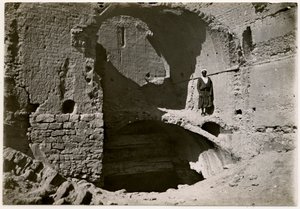 Grande torre de menagem (qasr) do mosteiro, Assuão, Egito, fotografia de Ugo Monneret de Villard de Ugo Monneret de Villard