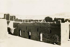 Alojamento no terraço inferior do Mosteiro de São Simeão, Assuão, Egito, fotografia de Ugo Monneret de Villard de Ugo Monneret de Villard