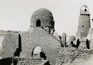 Minarete de al-Mashhad al-Bahari e ruínas da mesquita, perto de Assuão, Egito, fotografia de Ugo Monneret de Villard de Ugo Monneret de Villard