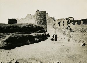 Mosteiro de São Simeão, visto de sudeste, Assuão, Egito, fotografia de Ugo Monneret de Villard de Ugo Monneret de Villard