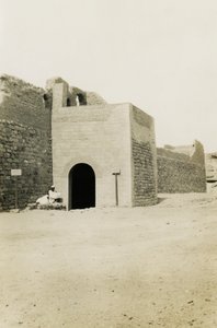 Mosteiro de São Simeão, vista do portão e da torre oriental, Assuão, Egito, fotografia de Ugo Monneret de Villard de Ugo Monneret de Villard