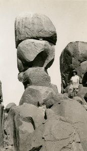 Rochas em Goz Regeb, Sudão, fotografia de Ugo Monneret de Villard, ca. 1925 de Ugo Monneret de Villard