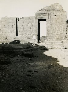 Ruínas de um templo, Qasr Ibrim, Egito, fotografia de Ugo Monneret de Villard de Ugo Monneret de Villard
