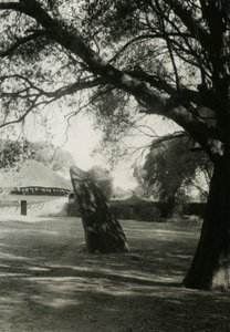 Estela em Axum, Etiópia, fotografia de Ugo Monneret de Villard, cerca de 1937 de Ugo Monneret de Villard