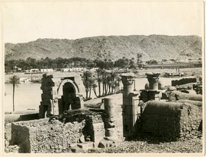 Templo de Osíris, antes da sua restauração, ilha de Bigeh, Egito, fotografia de Ugo Monneret de Villard de Ugo Monneret de Villard