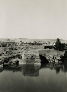 Ruínas do templo na ilha de Elefantina, com o banho de Cleópatra em primeiro plano, Assuão, Egito, fotografia de Ugo Monneret de Villard de Ugo Monneret de Villard