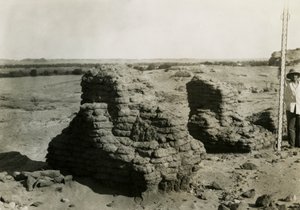 Túmulo na necrópole, Qasr Ibrim, Egito, fotografia de Ugo Monneret de Villard de Ugo Monneret de Villard