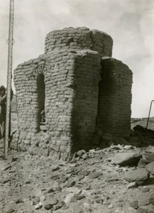 Túmulo na necrópole do norte, Qasr Ibrim, Egito, fotografia de Ugo Monneret de Villard de Ugo Monneret de Villard