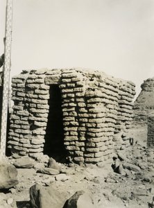 Túmulo na necrópole do norte, Qasr Ibrim, Egito, fotografia de Ugo Monneret de Villard de Ugo Monneret de Villard