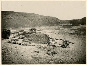 Túmulo na necrópole do sul, Qasr Ibrim, Egito, fotografia de Ugo Monneret de Villard de Ugo Monneret de Villard