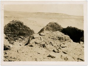 Túmulos na necrópole, Mosteiro de São Simeão, Assuão, Egito, fotografia de Ugo Monneret de Villard