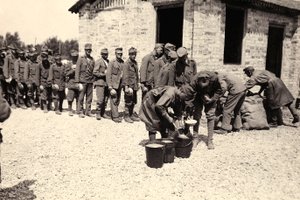 Prisioneiros austríacos em Bagnaria Arsa, Udine, Itália, 02/04/1916 (foto a p/b)