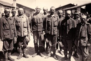 Prisioneiros austríacos em Bagnaria Arsa, Udine, Itália, 04/1916 (foto a p/b)
