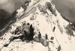 Operações para o ninho de metralhadoras no Monte Nero durante a Primeira Guerra Mundial (foto a p/b)