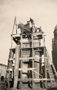 O monumento equestre "Gattamelata" em restauração em Pádua durante a Primeira Guerra Mundial