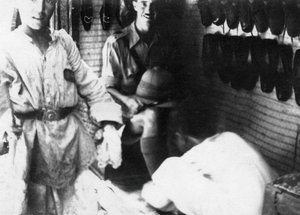 Um oficial britânico em uma loja de sapatos, Bagdá, Mesopotâmia, Primeira Guerra Mundial, 1918 de Unbekannt