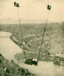 Um motor de empreiteiros sendo balançado através de uma garganta, Rio Grande River, Novo México, 1930. de Unbekannt