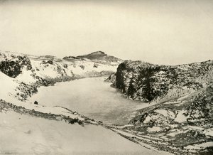 Um lago de água doce perto de Cape Barne, c1908, 1909. de Unbekannt