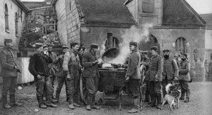 Uma cozinha de campo do exército alemão em uma vila francesa, Primeira Guerra Mundial, 1915 de Unbekannt
