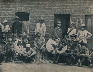Um grupo de africânderes e zulus, c1900. de Unbekannt