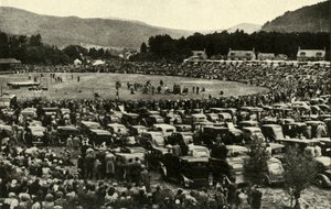 Um encontro nas montanhas em Braemar, c1948. de Unbekannt