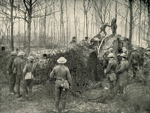 Um navio que trazia sob camuflagem uma arma naval alemã de 5,9, 1919. de Unbekannt