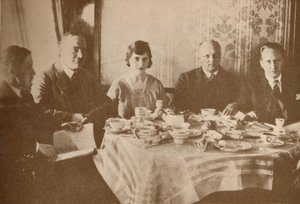 Uma refeição a bordo do Graf Zeppelin enquanto sobrevoava o Atlântico, 1927 de Unbekannt