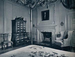 Um baú sobre o peito da Nova Inglaterra com base de Bombe em um dos quartos do palácio de Williamsburg, de Unbekannt