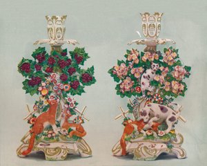 Um par de castiçais de Chelsea, século c18 de Unbekannt
