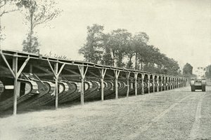Um parque de tanques britânicos logo atrás da linha de frente, 1919. de Unbekannt