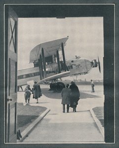 Um símbolo do mundo moderno - passageiros embarcando no aeródromo de Croydon, c1935 de Unbekannt