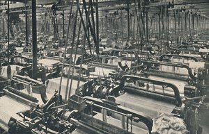 Um galpão de tecelagem, c1917 de Unbekannt