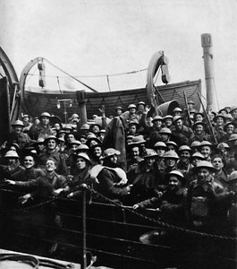 Um barco de soldados resgatados de Dunquerque, 1940, 1945 de Unbekannt