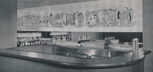 Um mural de bar de coquetel em linóleo esculpido e esmaltado no Berkeley Hotel, Montreal, 1942 de Unbekannt